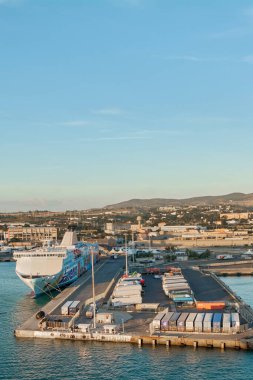 Civitavecchia, İtalya - 02 Şubat 2025: İtalyan ticari limanında kargo ve kargolu bir feribot, deniz ticareti ve ulaşımı vurguluyor. Konsept: lojistik, ulaşım,