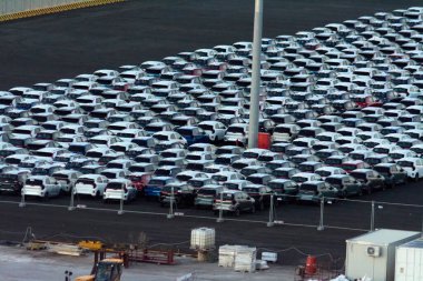 Civitavecchia. İtalya - 7 Şubat 2025: Limanda park edilmiş yeni araçların hava görüntüsü, nakliyeye hazır. Markete teslimat için gerekli. Kavram: Uluslararası ticaret, lojistik operasyonlar