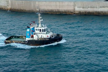 Civitavecchia. İtalya - 18 Şubat 2025: Römorkör Vastaso, liman yakınlarında seyrüsefer yaparken görüldü. Denizcilik ve sanayi temalarını içeren içerik için ideal.