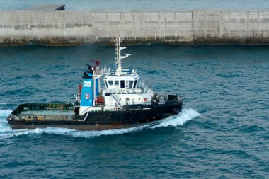 Civitavecchia. İtalya - 18 Şubat 2025: Denizdeki Vastaso römorkörünün yakın çekimi, denizcilik lojistiğinde sağlam tasarımı ve rolünü vurguluyor. Deniz taşımacılığıyla ilgili içerik için mükemmel.