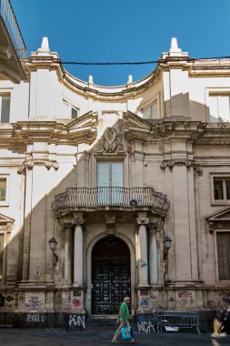 Catania 'da. İtalya - 27 Şubat 2025: Via Giacinto Pulvirenti, Catania, Sicilya 'daki görkemli 18. yüzyıl Barok sarayı..