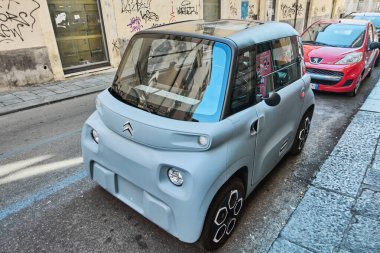 Catania 'da. İtalya - 27 Şubat 2025: Catania, Sicilya 'da modern Citroen Ami dörtlü bisikleti, tarihi bir caddeye park edilmiş..