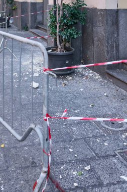 Ön cephe çöküşü, şehrin kaldırımına serpilmiş, dikkat bandıyla işaretlenmiş bir enkaz bırakır. Güvenlik raporları, kentsel planlama makaleleri ve haber kapsamı için ideal, kentsel alanlardaki riskleri vurguluyor.