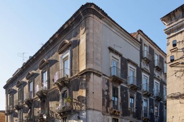 Süslü balkonları, işlenmiş demir parmaklıkları ve dekoratif mimari detayları olan Avrupa şehrinde yıpranmış çok katlı bir bina..