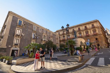 Catania 'da. İtalya - 03 Mart 2025: Assisi Meydanı 'nın Francis' indeki Kardinal Dusmet heykeli, dini mirası Sicilya 'nın ebedi güzelliğiyle harmanlıyor..