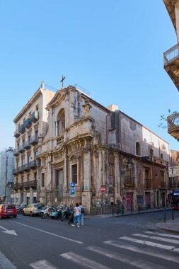 Catania 'da. İtalya - 4 Mart 2025: Chiesa di San Martino, Catania 'nın çarpıcı manzarası, tarihi bir ortamda karmaşık barok tasarımlar, mimari meraklıları ve ziyaretçilerin ilgisini çekiyor.