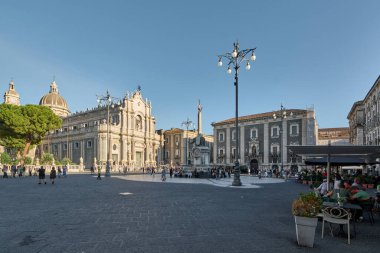 Catania 'da. İtalya - 4 Mart 2025: Sicilya, Catania 'daki Bustling Piazza del Duomo, barok katedrali, merkez fil anıtı ve Sicilya cazibesinin simgesi olan açık hava kafeleri.