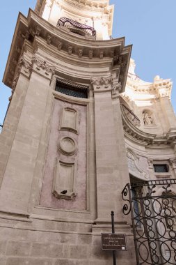 Catania 'da. İtalya - 04 Mart 2025: Catania 'daki tarihi Chiesa di San Placido, karmaşık barok tasarımı ve merkezi konumuyla, canlı şehir yaşamı ile çevrili zamansız bir dönüm noktasıdır..