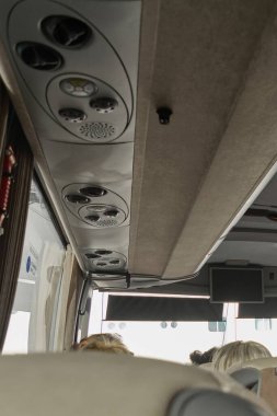 Catania 'da. İtalya - 27 Mart 2025: İyi bakılmış koltukları ve sakince oturan yolcuların rahat seyahat deneyimini yakaladığı bir tur otobüsünün iç mekanı.