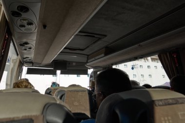 Catania 'da. İtalya - 27 Mart 2025: Oturma düzenini gösteren bir otobüsün detaylı görüntüsü, gezginler rahat bir şekilde oturdular ve camlarda bir seyahat titreşimi yarattılar.