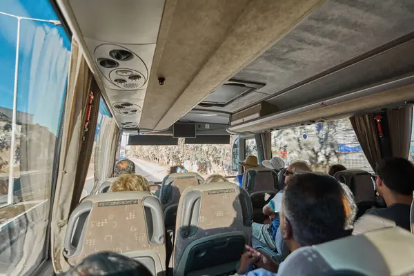 Catania 'da. İtalya - 27 Mart 2025: Yansımalar, tavan yapıları ve temiz pencerelerden içeri akan ışık arasında rahat bir şekilde oturan seyahat otobüsünün içerisini yakalamak.