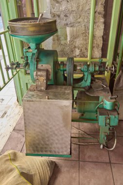 Crete. Yunanistan - Nisan 02, 2025: Sanayi kahve kızartma makinesi fasulye işleme, metalik yapı ve el yapımı kahve üretimi için hassasiyet kontrolleri vurgulandı.