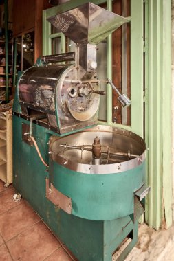 Girit. Yunanistan - Nisan 02, 2025: Detaylı mekanizmalı profesyonel kahve kızartma ekipmanları, fasulye hazırlama ve aroma geliştirmede istikrarlı kalite için tasarlandı.