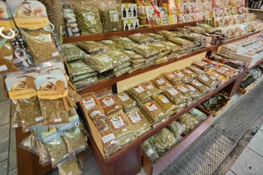 Girit, Yunanistan - 5 Nisan 2025: Paprika, kimyon, balık ve feta peyniri çeşnili çeşitli yemek pişirme otları ve baharatlar, kolay seçim ve lezzet keşiflerini sağlamak için sırayla düzenlenmiştir.