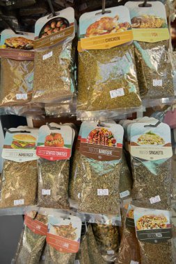 Girit, Yunanistan - 5 Nisan 2025: Paprika, kimyon, balık ve feta peyniri çeşnili çeşitli yemek pişirme otları ve baharatlar, kolay seçim ve lezzet keşiflerini sağlamak için sırayla düzenlenmiştir.