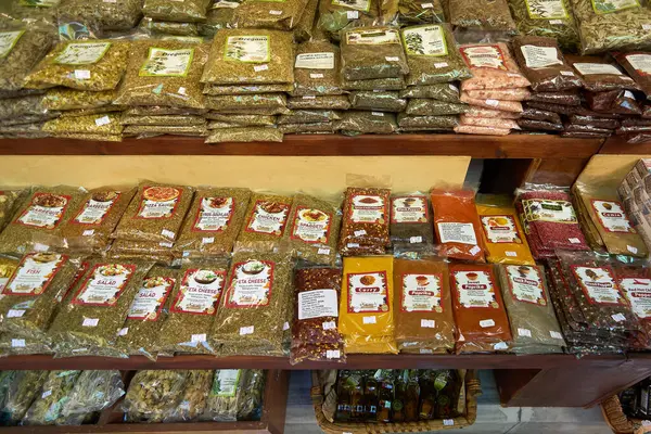 Girit. Yunanistan - Nisan 05, 2025: rengarenk bitki karışımları