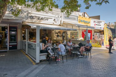 Girit. Yunanistan - Nisan 05, 2025: Heraklion 'da açık oturaklı büyüleyici bir restoran