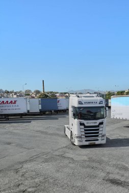 Girit, Yunanistan - 7 Nisan 2025: Lojistik operasyonlarındaki güçlü yapısını ve kilit rolünü gözler önüne seren, açık bir Akdeniz gökyüzüne karşı traktör yerleştirildi.