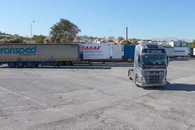 Girit, Yunanistan - 7 Nisan 2025: Beyaz bir kamyon traktörü kaldırımlı bir şehir parkına düzgün park etti. Temiz çizgileri ve sağlam tasarımıyla modern lojistik ve ulaşım verimliliğini yansıtıyor..