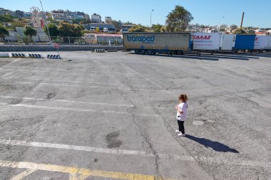 Girit, Yunanistan - 7 Nisan 2025: Görünür park hatları, açık mavi gökyüzü ve şirket logoları olan birkaç park yeri.