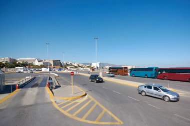 Girit, Yunanistan - 7 Nisan 2025: Metal bir platform ve açık yol tabelasının yer aldığı kamyon tartı istasyonu. Otobüslerin ve kentsel çevrenin yakınına yerleştirilmiş, etkin yük güvenliği kontrolleri sağlanıyor.
