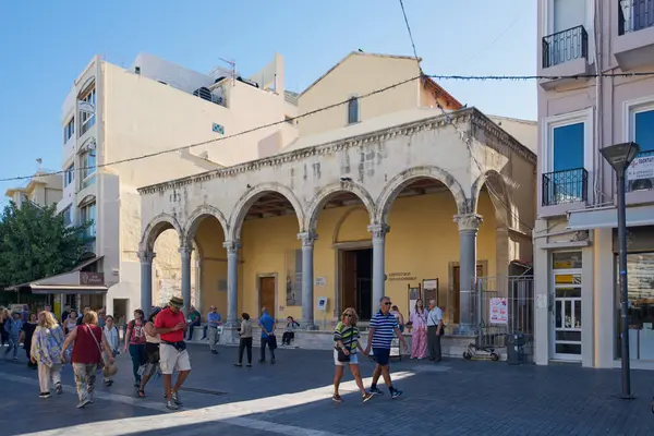 Girit, Yunanistan - 7 Nisan 2025: Heraklion 'da açık hava oturma, canlı Akdeniz dekorları ve canlı bir şehir ortamında otantik Girit mutfağının sergilendiği büyüleyici bir restoran.