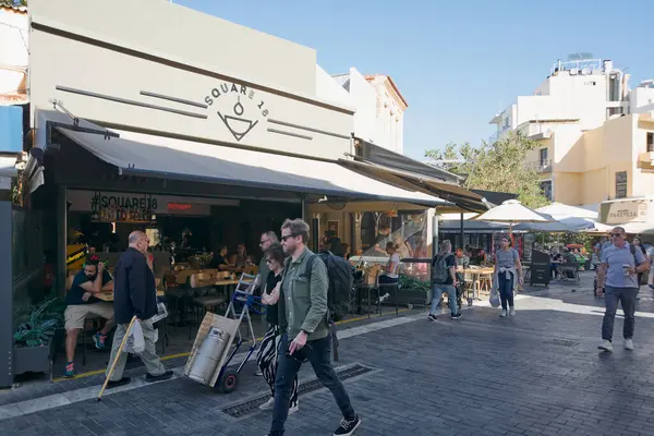Girit, Yunanistan - 7 Nisan 2025: Çağdaş Yemek Meydanı 18, Girit 'in tarihi kenti Heraklion' da günlük yemek, şık tasarım ve canlı sokak kenarı oturma olanakları sunuyor.