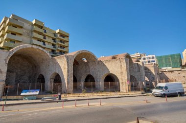 Girit. Yunanistan - 09 Nisan 2025: Venedik Vecchi Tersanesi 'nin taş kemerleri Heraklion limanının yanında duruyor, bu da Venedik' in Girit işgaline dayanan bir deniz mirasını yansıtıyor..