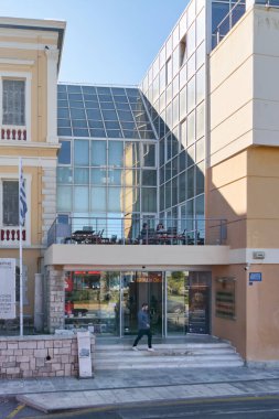 Girit, Yunanistan - 10 Nisan 2025: Neoklasik mimari ve modern cam cephe içeren Girit Müzesi 'nin ana girişi, kültürel miras tabelasıyla ziyaretçileri davet ediyor.
