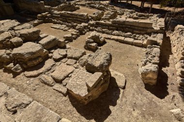 Bu görüntü Girit 'teki Knossos' un tarihi kalıntılarını yakalar. İyi korunmuş taş temeller ve duvarlar antik uygarlığın mimari hünerini ön plana çıkarıyor..