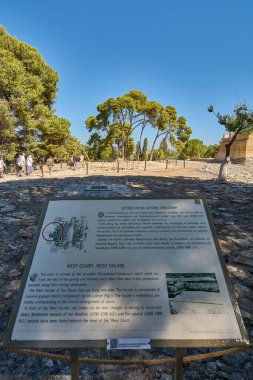 Girit. Yunanistan - 24 Nisan 2025: Knossos 'taki resmi tarihi plaket, mimari yapıları ve antik yolları ayrıntılı açıklamalar, haritalar ve referanslarla detaylandırıyor..