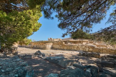 Girit. Yunanistan - 24 Nisan 2025: Knossos Sarayı kalıntıları korunmuş, tüm bölgede ayrıntılı taş çalışmaları görülebiliyor. Doğa ve arkeoloji arasındaki zıtlık Girit 'e bir bakış sunuyor