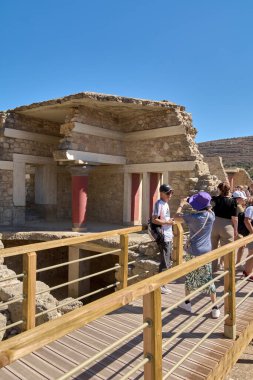 Girit. Yunanistan - 26 Nisan 2025: Knossos arkeoloji sahasındaki taş yapılar, tarihi öneme sahip huzurlu çevreler arasında Minos uygarlığının yaratıcılığını yansıtıyor.