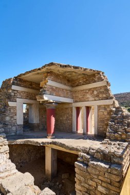 Knossos Sarayı 'ndaki geçmişe bir göz atalım. Karmaşık taş yapısının canlı mimari elementlerle buluştuğu, antik bir medeniyetin sanatını koruduğu yer..