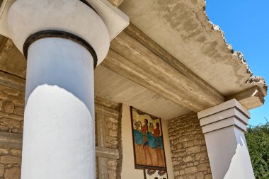 Eski sanat eserleri Knossos fresklerinde gelişir, akışkan giysilerle süslenmiş figürler Minos medeniyetinin mirasını ayrıntılı resimler yoluyla canlandırır..