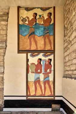 Knossos 'un taş duvarlarındaki çarpıcı freskler, antik Girit' in sanatsal ustalığını ve kültürel anlatımını koruyan dinamik hareketlerdeki figürleri resmediyor..