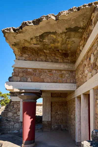 Canlı kırmızı sütun ve yaşlı taş yapılar arasındaki çarpıcı zıtlık Girit 'teki tarihi harabelerdeki Minos dehasının özünü yakalıyor..