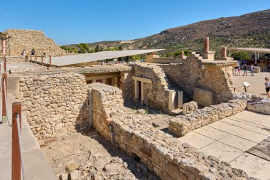 Girit. Yunanistan - 05 Mayıs 2025: Tarihsel Knossos Sarayı, ziyaretçilerin güneşli bir Akdeniz gökyüzünün altında harabelerinde gezindiği Girit 'in zengin geçmişinin bir hatırlatıcısı.
