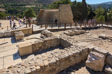 Girit. Yunanistan - 05 Mayıs 2025: Knossos sarayının kalıntıları, ziyaretçilerin muhafaza edilmiş yapılarına ve karmaşık oymalarına hayran kaldıkları yüzyılların Yunan mirasını anlatıyor..