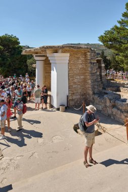 Girit. Yunanistan - 05 Mayıs 2025: Knossos arkeolojik alanı, tarihi taş sütunlar ve saray duvarlarıyla Minos işçiliğinin ihtişamını gözler önüne seriyor.