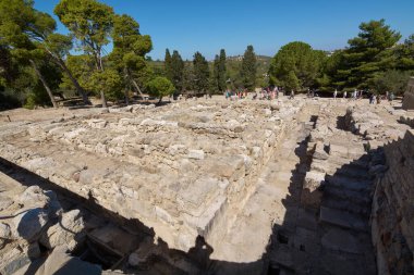 Girit. Yunanistan - 05 Mayıs 2025: Knossos arkeolojik alanı, bir zamanların gelişen Minos medeniyetinin kalıntıları arasında gezinirken tarih meraklılarını cezbediyor.