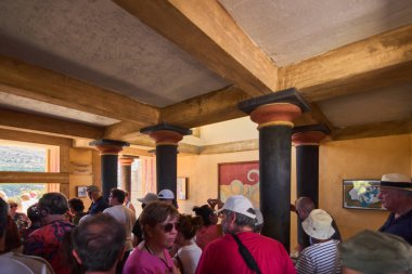 Girit. Yunanistan - 05 Mayıs 2025: Knossos Sarayı 'nın içindeki fresk, ziyaretçilerin cihazlarında güzelliğini ve tarihsel önemini yakaladıkları antik boğa sıçrama geleneğini temsil ediyor..