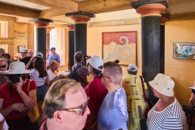 Girit. Yunanistan - 05 Mayıs 2025: Knossos Sarayı, turistlerin fotoğraf ve gözlem yoluyla geçmişle etkileşime geçtiği Minos tarihinin en ünlü sanat eserlerinden birine ev sahipliği yapıyor..