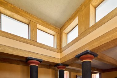 Knossos Sarayı 'nın iç kısımlarında ahşap kirişlerle siyah ve kırmızı sütunlar sergileniyor. Minoan mimari tarzını yansıtıyor..