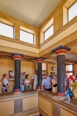 Girit. Yunanistan - 05 Mayıs 2025: Knossos Sarayı 'nın arkeolojik alanı, turistlerin canlı sütunlara, mimari tasarımlara ve antik sarayın tarihi önemine hayran oldukları, iyi korunmuş iç mekanlarını sergilemektedir..