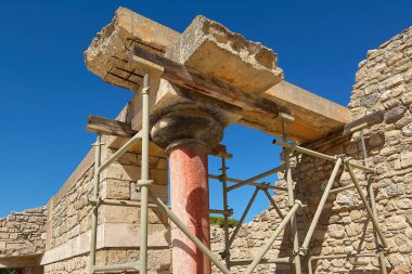 Knossos Sarayı 'nın kırmızı sütunu, bu tarihi Minos sahasının mimari bütünlüğünü korumak amacıyla devam eden restorasyon çalışmalarının bir parçası olarak iskele ile çevrilidir..