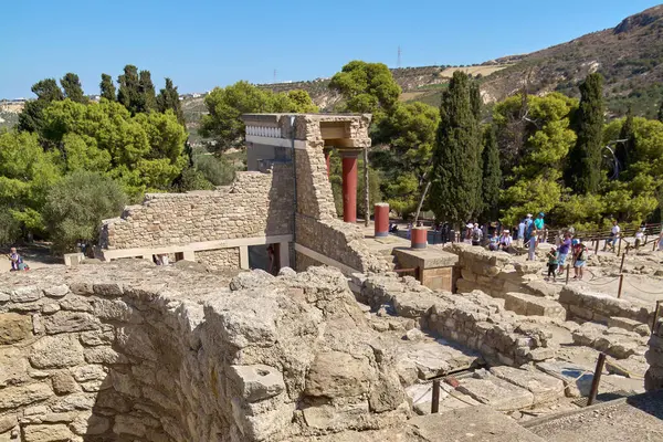 Girit. Yunanistan - 05 Mayıs 2025: Knossos Sarayı 'nın kalıntıları yıpranmış taş duvarlar ve Minos mimarisi, turistlerin gezerek Akdeniz gökyüzü altında tarihi önemini keşfetmesiyle birlikte sergileniyor.