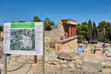 Girit. Yunanistan - 05 Mayıs 2025: Knossos Sarayı 'nın kalıntıları arasında, bu tarihi bölgede koruma çabalarının bütünleşmesini ve çağdaş güvenlik önlemlerini gösteren ayrıntılı bir yangın kaçış planı da yer alıyor.