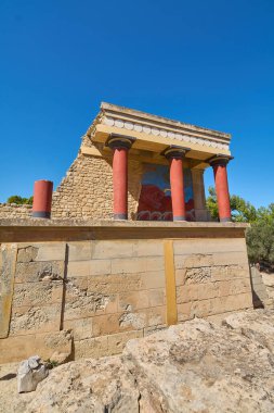 Knossos, eski zanaatkarlık ve modern restorasyon tekniklerinin kesişiminin vurgulandığı, yeniden inşa edilmiş unsurları sergiliyor..