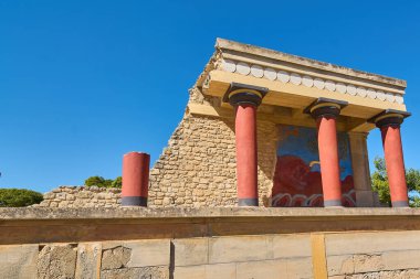 Knossos Sarayı 'nın kalıntıları, taş duvarların ve boyalı sütunların ziyaretçileri Minos mirasının kalbine taşıdığı tarihin katmanlarını gözler önüne seriyor..